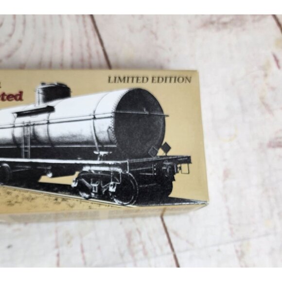 Proto 2000 Series 8,000 Gallon Type 21 Riveted Tank Car HO Scale Model Train - Picture 9 of 14